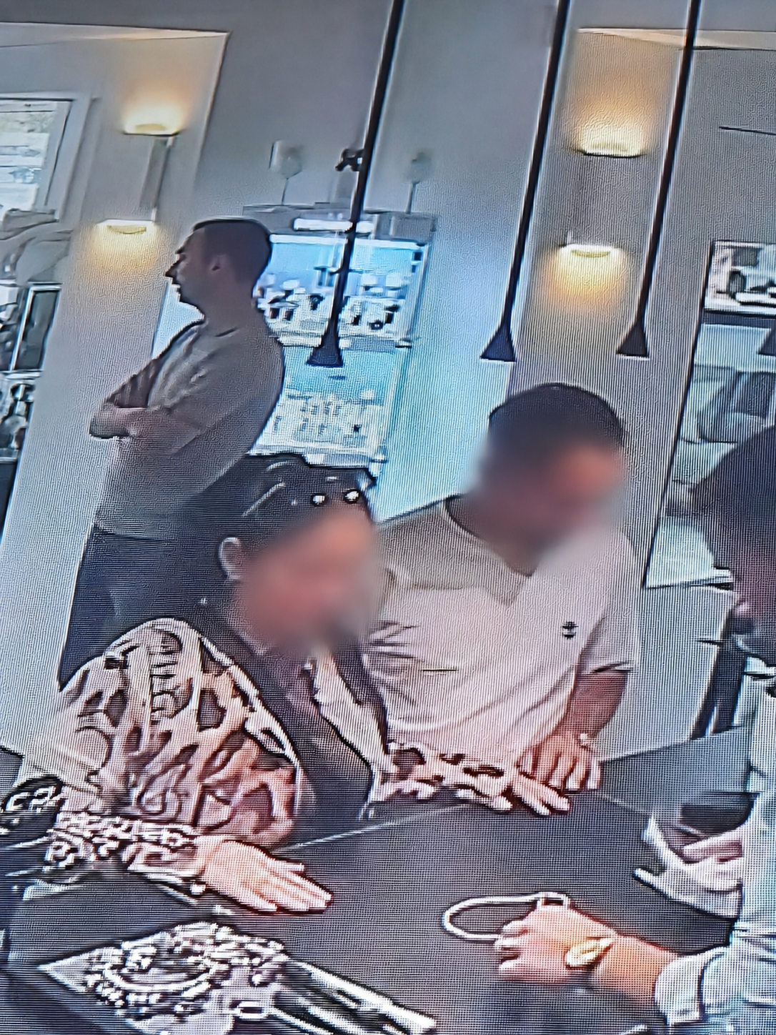 Verdacht duo trekt langs handelaars op Leuvensesteenweg en maakt uiteindelijk buit